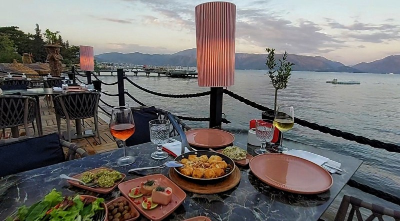 Restaurantul cu specific fructe de mare si plaja privata, La Querida: noua atractie a statiunii Marmaris, Turcia