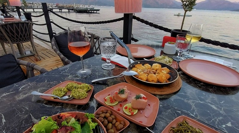 Restaurantul cu specific fructe de mare si plaja privata, La Querida: noua atractie a statiunii Marmaris, Turcia