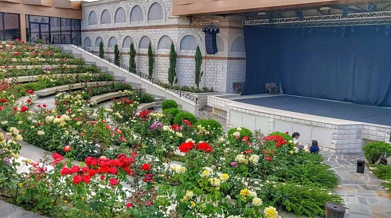Atractiile Bulgariei: Fabrica de trandafiri Damascena